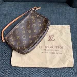 Louis Vuitton Pochette bag. LV monogram canvas.